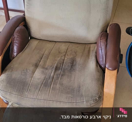 כיסא עם כתמים כהים על הריפוד